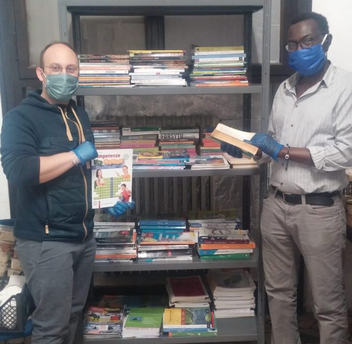 Libreria San Marco, Zordan con Koko Aziem operatore di Pari Passo Libreria San Marco, Zordan con Koko Aziem operatore di Pari Passo