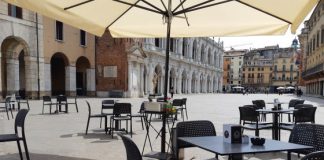 Aperitivi, ordinanza di Rucco: “vietati fuori dai plateatici”