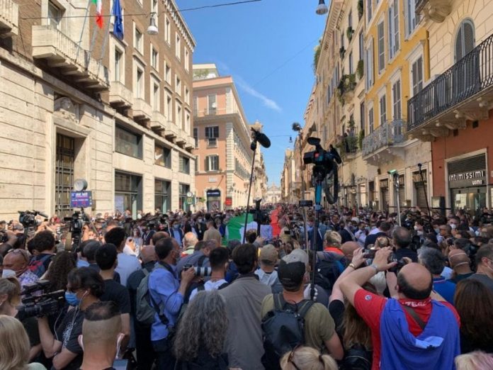 A Roma un flash mob silenzioso si è trasformato in un vero e proprio corteo fra piazza del Popolo e Via del Corso senza alcun rispetto delle regole del distanziamento sociale (foto la Repubblica)