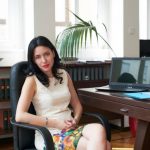 A settembre tutti a scuola ma docenti di sostegno a casa degli alunni: i “Tavoli regionali” di Azzolina e le rotelle dei banchi Lucia Azzolina e la politica della scuola