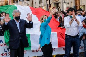 Tajani sembra alzare le mani con Meloni e Salvini accanto davanti ai manifestanti in Via del Corso