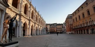 Il pianista fuori posto sabato 6 giugno in piazza dei Signori