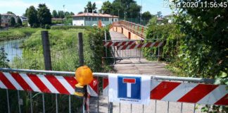 Chiusa la passerella ciclopedonale tra le piscine e viale Trento: assi in legno divelte da sconosciuti