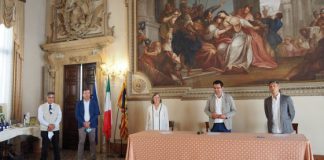 Bottiglie d’olio biologico per i ristoratori della provincia