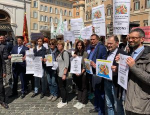 Una protesta di risparmiatori soci delle banche a Roma