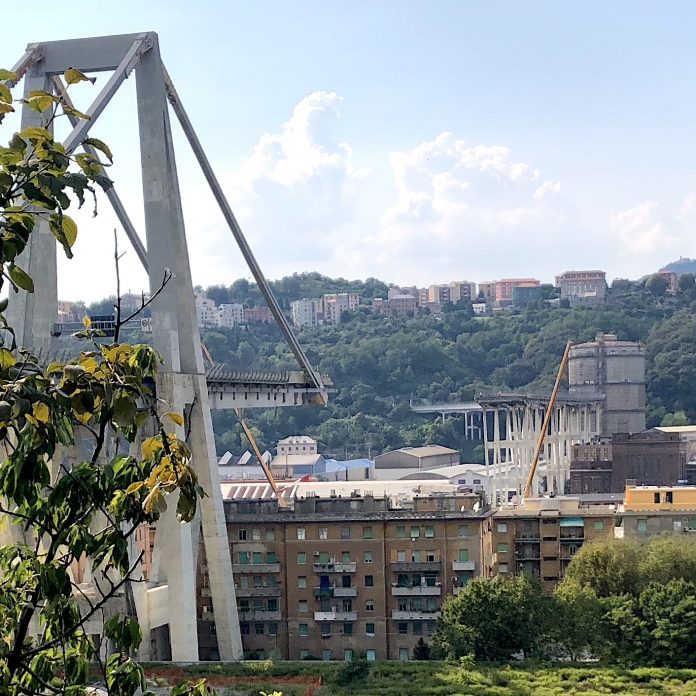 Il Ponte Morandi gestito da Aspi (Benetton) dopo il crollo visto da Est