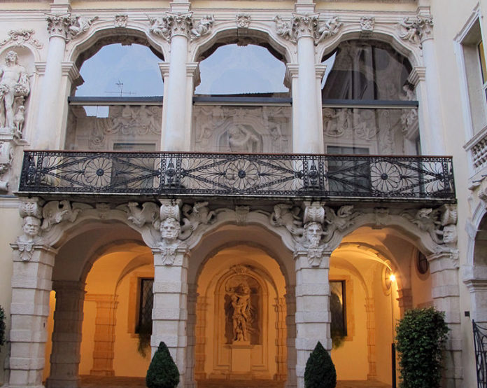 Palazzo_leoni_montanari_02