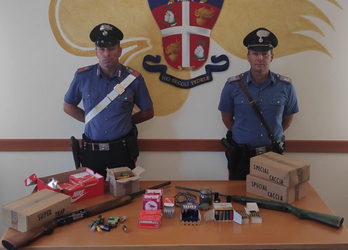 fucili rivenuti da carabinieri al pregiudicato locale del pacco bomba