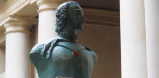 Busto del Pigafetta esposto nel cortile di Palazzo Trissino prima di partire per il Cile