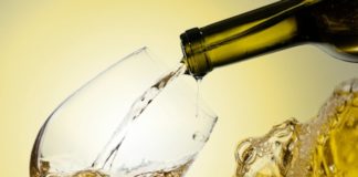 Tradizioni venete, 1° agosto: bere vino bianco alla mattina contro la “febbre d’estate” e il… Covid Vino bianco