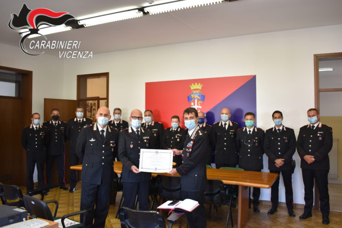 Comandante provinciale CC Vicenza Nicola Bianchi consegna medaglia Mauriziana a sottotenente Antonio Bellanova dei carabinieri di Bassano