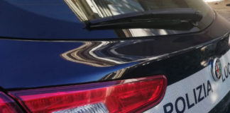 La polizia locale soccorre un anziano che vive solo colto da malore nella sua casa