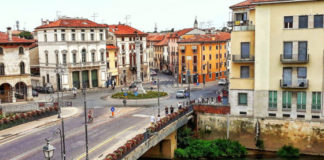 Movida molesta, nuova ordinanza che riduce l’orario di apertura serale di un bar in centro