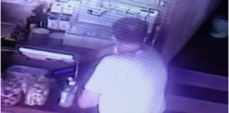 Le telecamere lo riprendono mentre ruba dalla cassa di un bar, individuato e denunciato