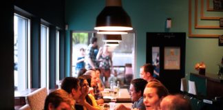 Bar, ristoranti e locali ripartono ma in totale sicurezza Ristorante riaperto anche al chiuso (Pixabay)