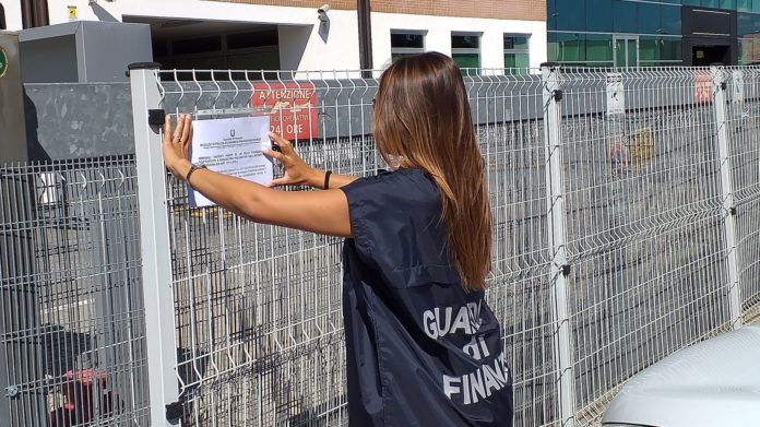 Guardia di Finanza appone avviso di sequestro Guardia di Finanza appone avviso di sequestro