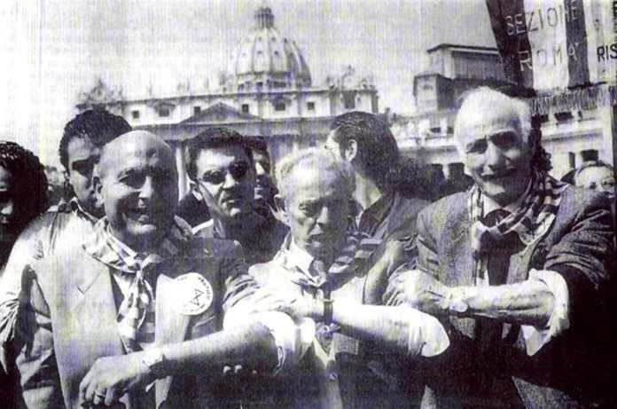 Urtisti a Roma e leggi razziali: da sinistra Giuseppe Di Porto, Rubino Romeo Salmoni, Raimondo Di Neris (urtista) mostrano l’avambraccio con il numero marchiato (Foto 1978, Raccolta privata Gigli Fabio)