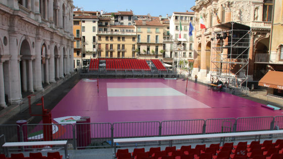 Piazza dei Signori e il campo di gioco previsto per la Supercoppa di volley femminile