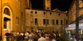 Genitori in tempi di Covid: battete un colpo, meglio se due Covid: giovani alla movida di Treviso
