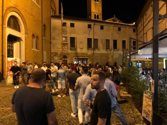 Covid: giovani alla movida di Treviso