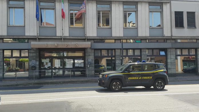 Guardia di Finanza di Vicenza davanti sede INPS
