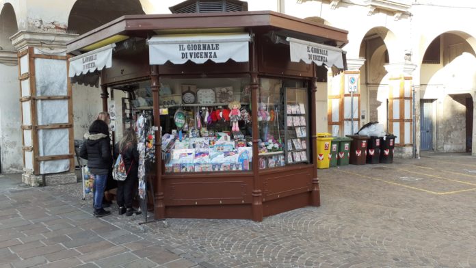 A Vicenza in Piazza Castello edicola senza giornali