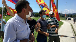 Massimo D'Angelo (USB) a una protesta di lavoratori DHL (foto di Marco Milioni)