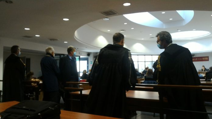 Breganze tra gli avvocati durante il via vai al processo Bpvi