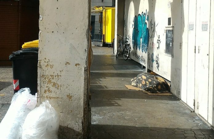 senzatetto piazza Castello senza dimora