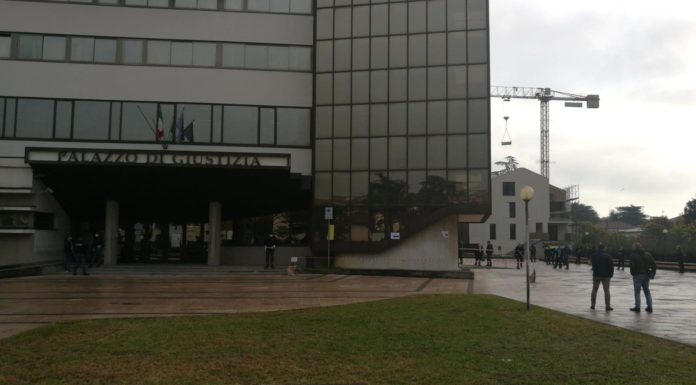 Crac Veneto Banca, filone bancarotta: condannato Feltrin, assolto Favotto. A giudizio Consoli, Faggiani e Trinca con ex Vimet Angeli e Carlesso Processo Veneto Banca: il piazzale del tribunale di Treviso