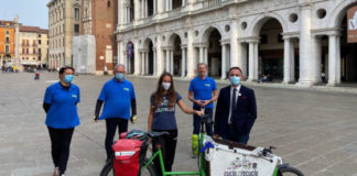 Il vicesindaco Tosetto in piazza con la ciclista Myra Stals che raccoglie la plastica abbandonata