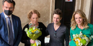 Il sindaco ha accolto i protagonisti di “Mancino naturale”, con Claudia Gerini