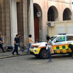 Tensione in piazza delle Poste, ragazzo nudo urla minacce di morte vicino al container: accerchiato da Polizia, Vigili, GdF e sanitari il ragazzo alle Poste