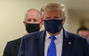 Donald Trump con la mascherina anti Covid