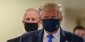 Trump e First lady positivi al Coronavirus: dalle prese in giro a chi metteva la mascherina a una campagna elettorale ‘influenzata’ Donald Trump con la mascherina anti Covid