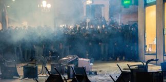 Dpcm Covid, caos anche in Veneto: a Verona scontri tra manifestanti e forze dell’ordine e devastazione tavolini Verona scontri polizia manifestanti anti-Covid