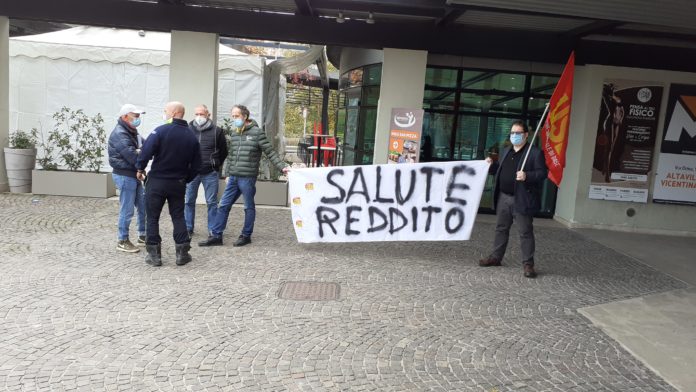 Striscione all'ingresso dell'ospedale San Bortolo