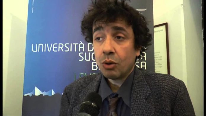 Il sociologo Antonello Petrillo a un convegno sulla Terra dei fuochi, screenshot da YouTube- Il sabato delle idee