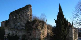 La Vicenza degli orrori: il degrado della Rocchetta, imponente castello del Trecento in rovina proprio davanti al nuovo Teatro Castello della Rocchetta versione... innevata