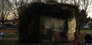 Creazzo, anziani “carbonari” si blindano nel gazebo per giocare a briscola in barba al Dpcm La 'tana' costruitasi dagli anziani di Creazzo per giocare a carta, foto Facebook dal gruppo Sei di Creazzo se