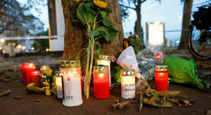Fiori nella zona dell'attentato a Vienna