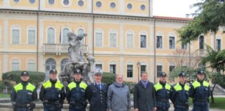 Attività antidroga Polizia locale nordest vicentino anno 2021: il “rapporto” del comandante Giovanni Scarpellini Foto di gruppo della Polizia locale nordest vicentino col comandante Giovanni Scarpellini e il sindaco di Thiene, Giovanni Casarotto