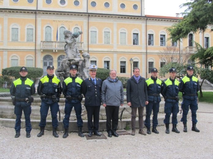 Foto di gruppo della Polizia locale nordest vicentino col comandante Giovanni Scarpellini e il sindaco di Thiene, Giovanni Casarotto