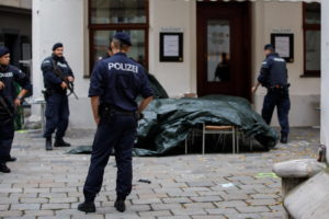 Polizia nella zona dell'attentato a Vienna