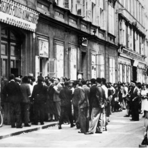 ienna, ebrei in fila per il visto espatrio nel 1938