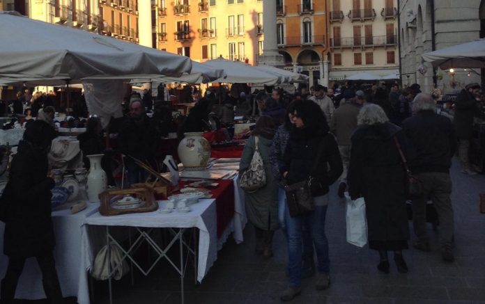 assembramento piazza dei Signori Vicenza