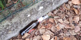 Pojana, effetto Dpcm: ragazzini fanno aperitivo in un parcheggio e lasciano sporco Pojana bottiglia di vetro e bicchiere di plastica