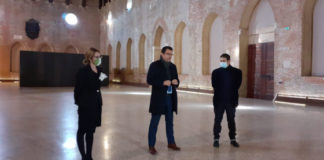 Basilica palladiana, nel grande salone allestimento compattato in un cubo di metallo nero