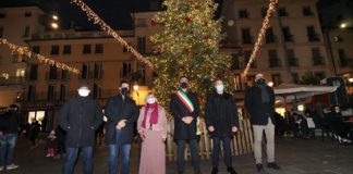 Da stasera alberi di Natale e luminarie accesi in centro e nei quartieri