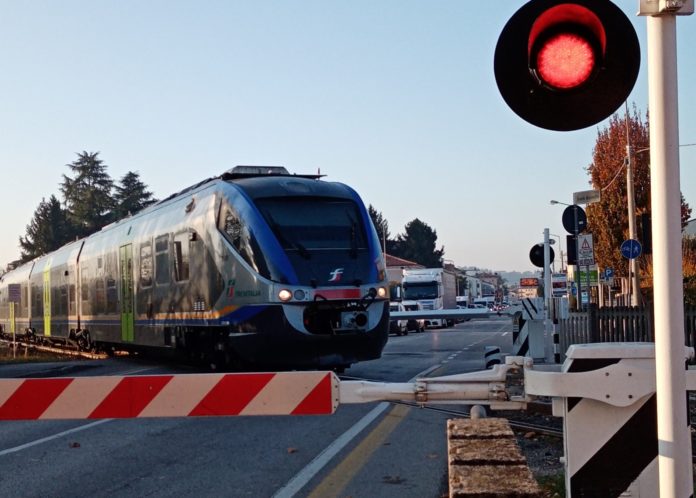 Un treno al passaggio a livello di Anconetta (Vicenza Nord)